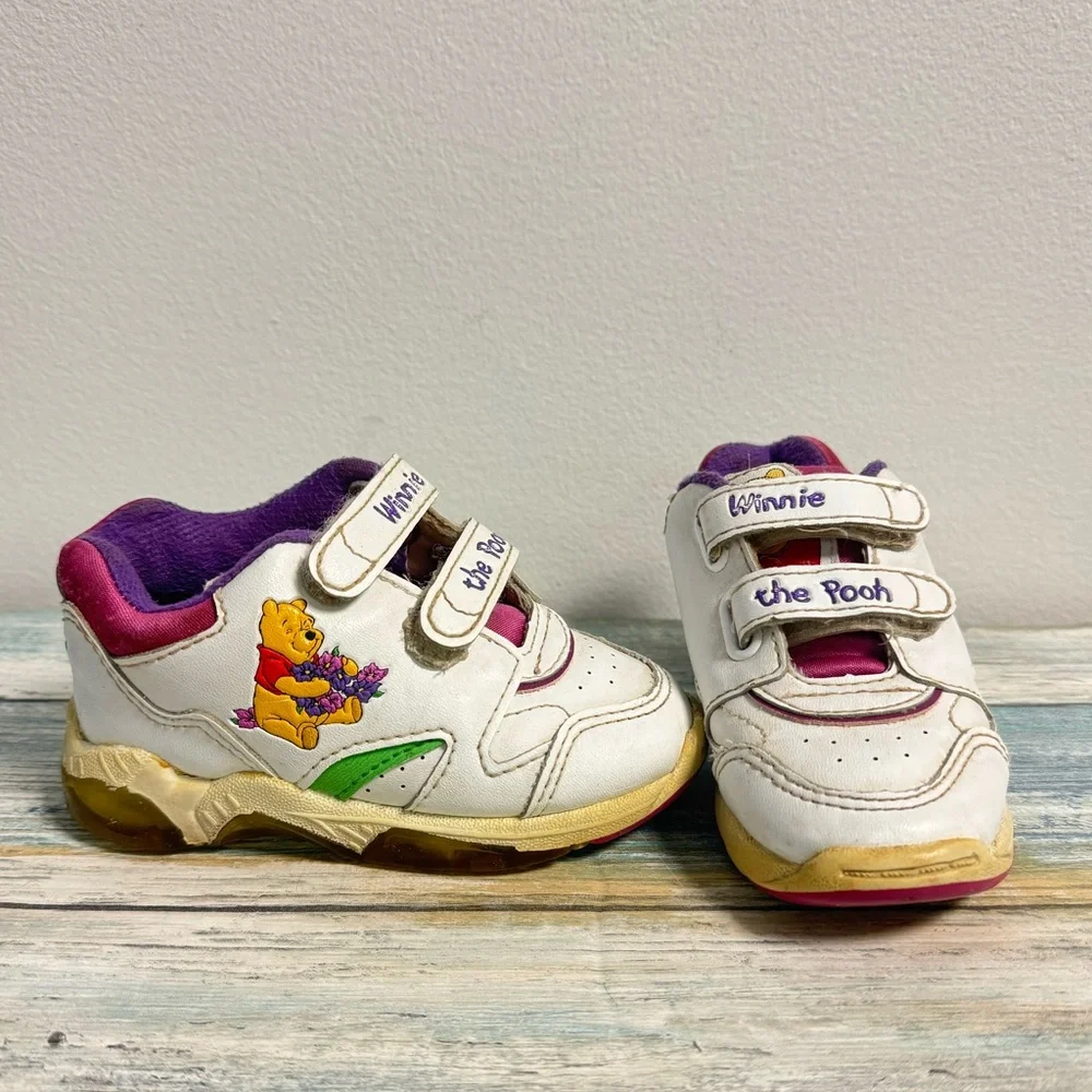 Vintage Winnie the Pooh Light Up Toddler Sneakers Size 6 Disney working‎ lights!